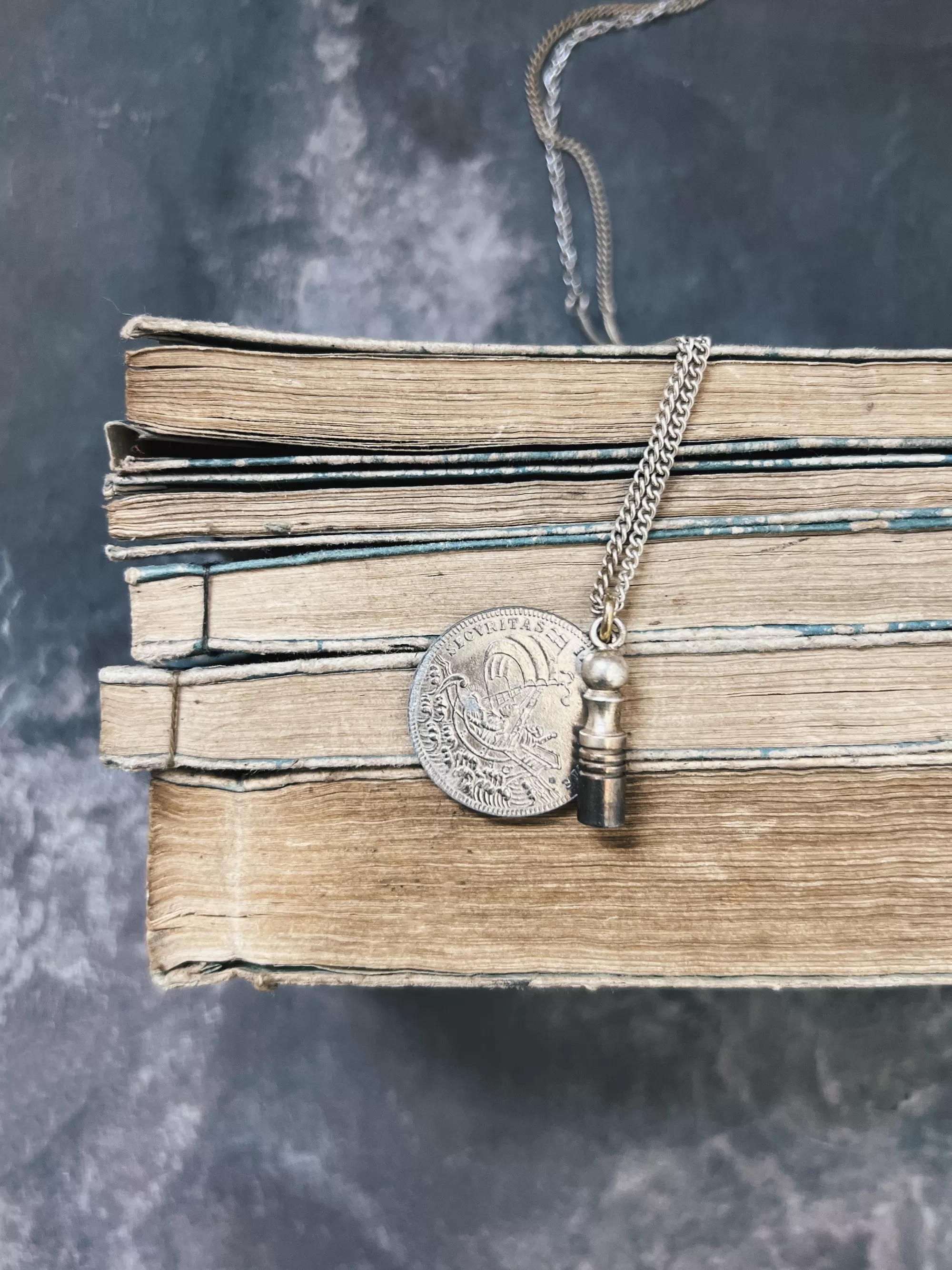modern marcel : Collier Medaillon Vintage Flash Sale